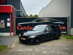 Zwart / black sapphire metallic (475) Gebruikt 2013 BMW 320 M Performance Stationwagen | € 13.950 (Iets duurder)