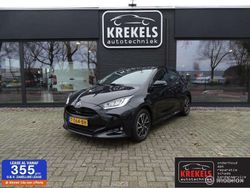 Zwart Gebruikt 2022 Toyota Yaris Hybrid Team Hatchback | € 21.950 (Eerlijke prijs)