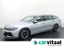 Grijs, metallic lak Gebruikt 2024 VW Passat Business Stationwagen | € 42.840 (Iets duurder)