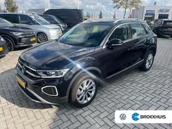 Zwart Gebruikt 2023 VW T-Roc Style SUV | € 31.745 (Eerlijke prijs)