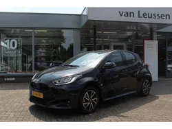 Zwart Gebruikt 2023 Toyota Yaris Hatchback | € 21.390 (Eerlijke prijs)
