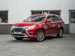 Rood, metallic lak Gebruikt 2020 Mitsubishi Outlander Intense SUV | € 21.499 (Goede deal)