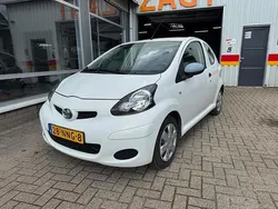 Wit Gebruikt 2010 Toyota Aygo Hatchback | € 1.750 (Eerlijke prijs)