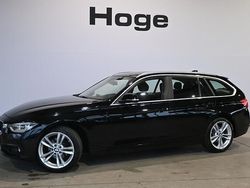 Zwart (metallic) Gebruikt 2017 BMW 318 Executive Stationwagen | € 10.940 (Eerlijke prijs)