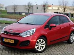 Rood Gebruikt 2013 Kia Rio Hatchback | € 7.499 (Eerlijke prijs)