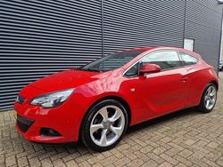 Rood Gebruikt 2012 Opel Astra GTC Sport Hatchback | € 6.750 (Eerlijke prijs)