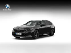 Zwart, metallic lak Nieuw 2025 BMW 530e M Sport Stationwagen | € 86.968 (Eerlijke prijs)
