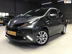 Grijs Gebruikt 2017 Toyota Aygo X-play Hatchback | € 6.750 (Goede deal)