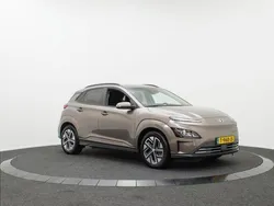 Bruin, metallic lak Gebruikt 2023 Hyundai Kona SUV | € 28.950 (Iets duurder)