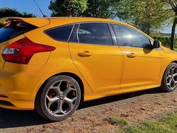 Geel Gebruikt 2012 Ford Focus ST Sedan | € 12.000 (Goede deal)