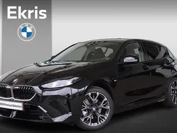 Saphirschwarz metallic (zwart metallic) Gebruikt 2025 BMW 120 Shadowline Hatchback | € 40.900