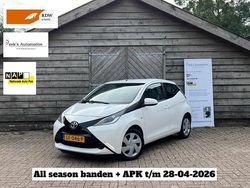 Wit Gebruikt 2015 Toyota Aygo X-play Hatchback | € 6.745 (Eerlijke prijs)
