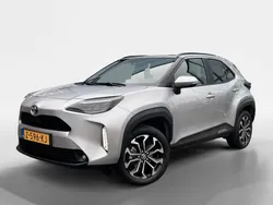 Grijs, metallic lak Gebruikt 2024 Toyota Yaris Cross SUV | € 29.899 (Eerlijke prijs)