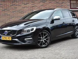 Zwart, metallic lak Gebruikt 2014 Volvo V60 R-Design Stationwagen | € 15.949 (Eerlijke prijs)