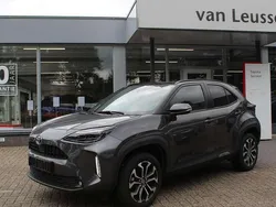 , metallic lak Gebruikt 2024 Toyota Yaris Cross Style SUV | € 29.890 (Eerlijke prijs)