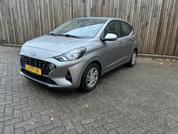 Brass (grijs metallic) Gebruikt 2020 Hyundai i10 Comfort Hatchback | € 12.450 (Eerlijke prijs)