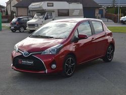 Rood Gebruikt 2016 Toyota Yaris Comfort Sedan | € 13.500
