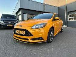 Geel, andere lak Gebruikt 2013 Ford Focus ST Hatchback | € 12.850 (Eerlijke prijs)