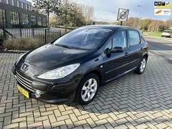 Zwart (metallic) Gebruikt 2007 Peugeot 307 Premium Hatchback | € 2.495 (Iets duurder)