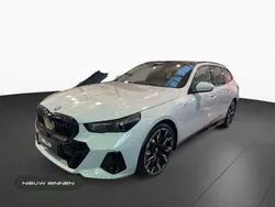 Grijs, metallic lak Gebruikt 2025 BMW 550e M Sport Stationwagen | € 114.950 (Iets duurder)
