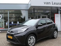 Zwart, metallic lak Gebruikt 2024 Toyota Aygo Play Hatchback | € 17.740 (Eerlijke prijs)
