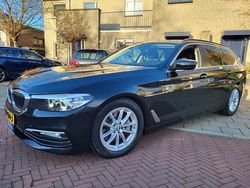 Zwart (metallic) Gebruikt 2018 BMW 530 Executive Stationwagen | € 29.950 (Eerlijke prijs)