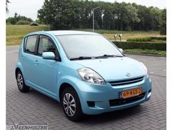 Blauw, metallic lak Gebruikt 2009 Daihatsu Sirion Hatchback | € 2.799 (Eerlijke prijs)