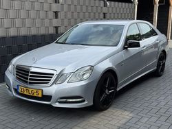 Grijs, metallic lak Gebruikt 2012 Mercedes E200 Sedan | € 9.450 (Goede deal)