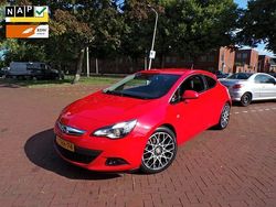 Rood Gebruikt 2014 Opel Astra GTC Sport Hatchback | € 8.944 (Eerlijke prijs)