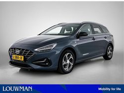 Blauw, metallic lak Gebruikt 2021 Hyundai i30 Premium Stationwagen | € 17.495 (Eerlijke prijs)