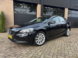Zwart Gebruikt 2015 Volvo V40 Momentum Hatchback | € 12.950 (Iets duurder)