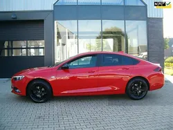 Rood Gebruikt 2017 Opel Insignia Edition Hatchback | € 15.650 (Eerlijke prijs)