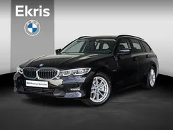 Zwart Gebruikt 2022 BMW 320 Executive Stationwagen | € 31.900 (Eerlijke prijs)