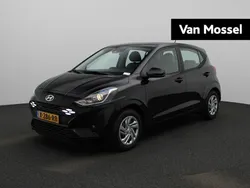 Phantom black (donker zwart) Gebruikt 2024 Hyundai i10 Premium Hatchback | € 16.440 (Eerlijke prijs)