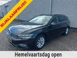 Zwart, metallic lak Gebruikt 2020 VW Passat Comfortline Stationwagen | € 23.888 (Eerlijke prijs)