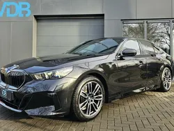 Zwart Gebruikt 2024 BMW 520 M Sport Sedan | € 58.900 (Eerlijke prijs)