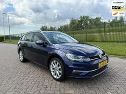 Blauw, metallic lak Gebruikt 2019 VW Golf VII Highline Stationwagen | € 15.950 (Goede deal)