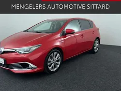 Rood, metallic lak Gebruikt 2016 Toyota Auris Hybrid Executive Hatchback | € 14.450 (Eerlijke prijs)