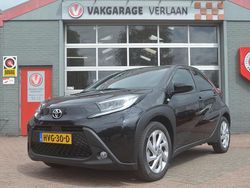 Zwart Gebruikt 2024 Toyota Aygo Play Hatchback | € 18.750 (Eerlijke prijs)