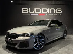 Grijs Gebruikt 2021 BMW 545e M Sport Sedan | € 47.950 (Eerlijke prijs)