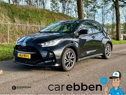 Zwart (metallic) Gebruikt 2020 Toyota Yaris Hybrid Hatchback | € 20.750 (Eerlijke prijs)