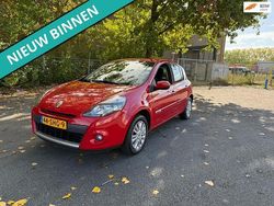 Rood Gebruikt 2011 Renault Clio II Collection Hatchback | € 2.199 (Goede deal)