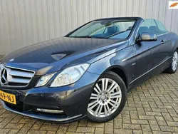 Grijs, metallic lak Gebruikt 2011 Mercedes E200 Cabriolet | € 24.950 (Duur)