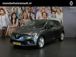 Gris titanium (grijs metallic) Gebruikt 2021 Renault Clio V Zen Hatchback | € 13.745 (Eerlijke prijs)