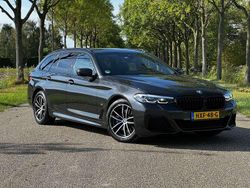 Grijs Gebruikt 2022 BMW 520 M Sport Stationwagen | € 31.945 (Super prijs)