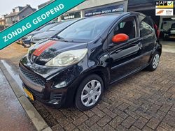 Zwart, metallic lak Gebruikt 2010 Peugeot 107 Hatchback | € 2.650 (Eerlijke prijs)