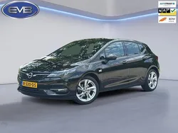 Zwart Gebruikt 2021 Opel Astra Edition Hatchback | € 13.945 (Eerlijke prijs)