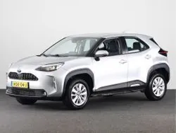 Shimmering silver metallic (licht zilver metallic) Gebruikt 2023 Toyota Yaris Cross Active SUV | € 24.945 (Super prijs)