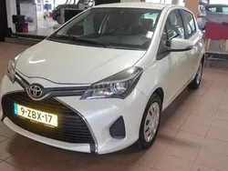 Wit, metallic lak Gebruikt 2015 Toyota Yaris Hatchback | € 8.450 (Eerlijke prijs)