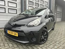 Zwart (metallic) Gebruikt 2013 Toyota Aygo Edition Hatchback | € 4.499 (Eerlijke prijs)